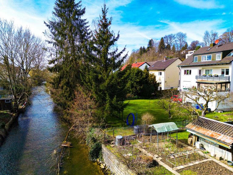 Aigner Immobilien GmbH - Immobilienangebot - 85365 Freising - Neustift - Baugrund für Ein- / Zweifamilienhäuser - Schönes Baugrundstück in Neustift direkt an der Moosach!