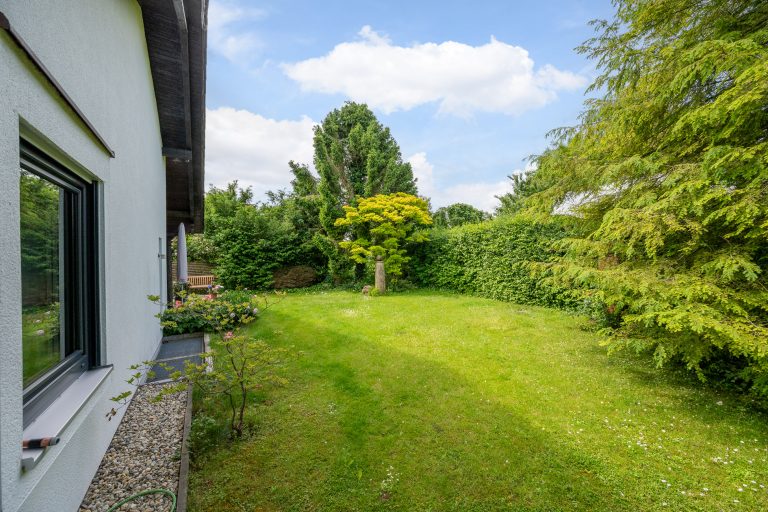Aigner Immobilien GmbH - Immobilienangebot - 84184 Tiefenbach - Landshut - Einfamilienhaus - Gartenidylle in Tiefenbach – Modernisierter Bungalow mit großem Raumangebot zum Einziehen!