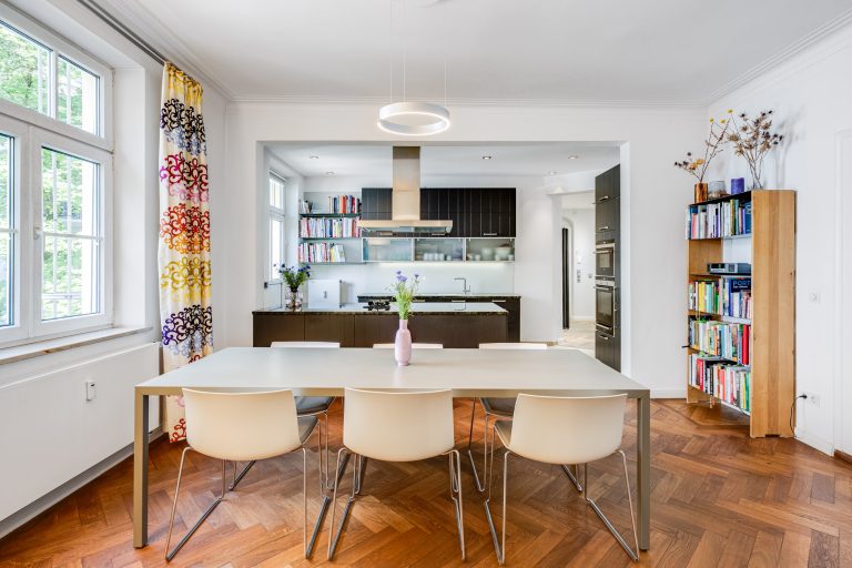 Aigner Immobilien GmbH - Immobilienangebot - 80796 München - Schwabing-West - Etagenwohnung - Altbau-Charme trifft Ruhe & Raum: Großzügige Etagenwohnung mit Balkon im Rückgebäude
