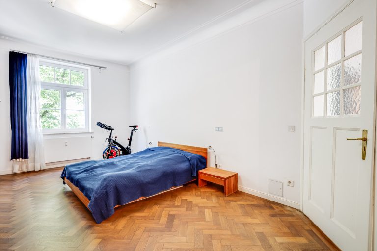 Aigner Immobilien GmbH - Immobilienangebot - 80796 München - Schwabing-West - Etagenwohnung - Altbau-Charme trifft Ruhe & Raum: Großzügige Etagenwohnung mit Balkon im Rückgebäude