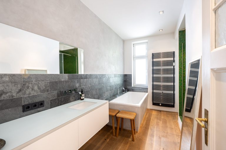 Aigner Immobilien GmbH - Immobilienangebot - 80796 München - Schwabing-West - Etagenwohnung - Altbau-Charme trifft Ruhe & Raum: Großzügige Etagenwohnung mit Balkon im Rückgebäude
