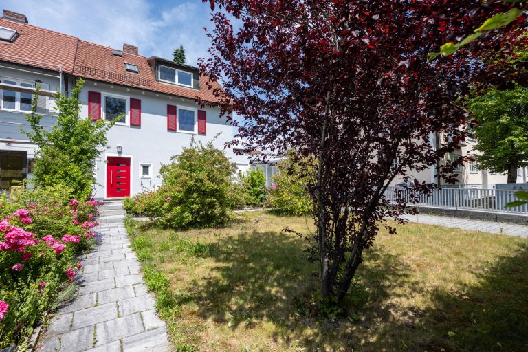 Aigner Immobilien GmbH - Immobilienangebot - 81241 München - Laim - Reiheneckhaus - Modernisiertes Reiheneckhaus mit großem Grundstück - Einziehen und Wohlfühlen!