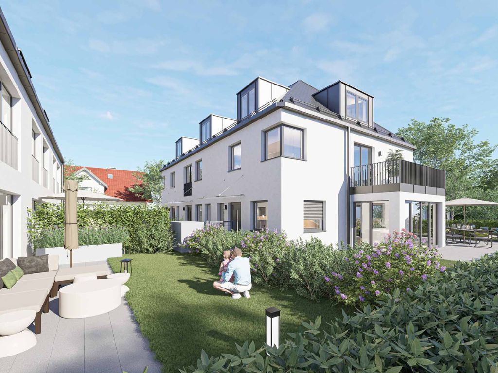 Moderne Rückansicht eines Neubaus in München mit gepflegtem Garten, Terrasse und spielender Familie im Grünen
