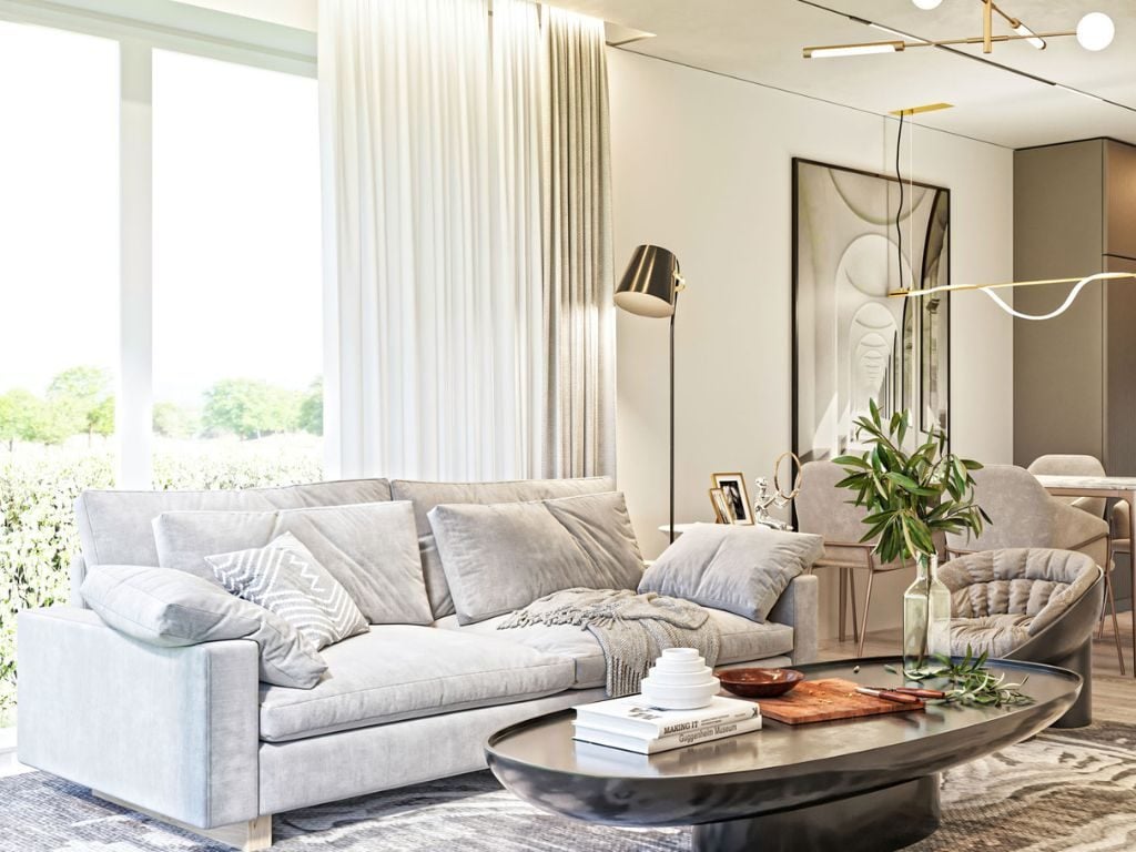 Stylisches Wohnzimmer im Neubauprojekt München-Trudering mit grauem Sofa, schwarzem Tisch, großen Panoramafenstern und lichtdurchfluteter Atmosphäre