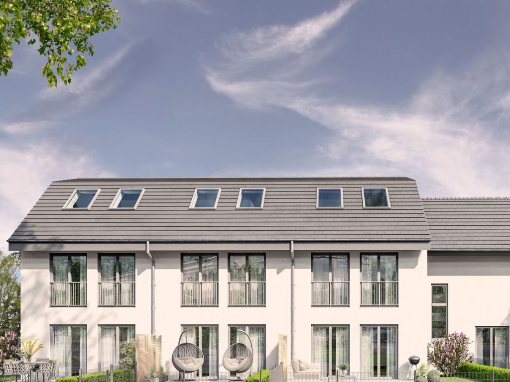 Seitenansicht einer modernen Reihenhaus-Terrasse im Neubau München-Waldtrudering mit Gartenmöbeln, Blumen und privatem Grünbereich