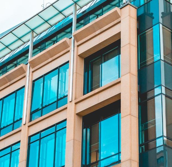 Außenansicht eines modernen Bürogebäudes mit Glasfassade in München