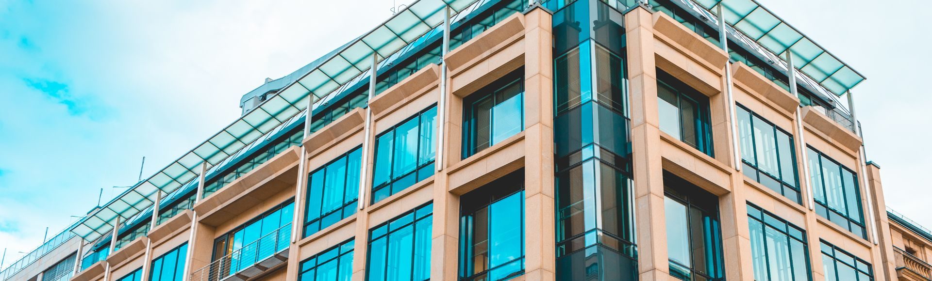 Außenansicht eines modernen Bürogebäudes mit Glasfassade in München