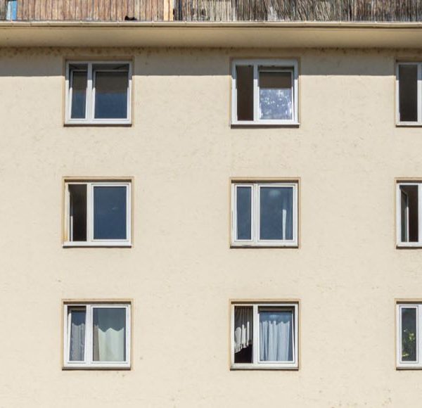 Ansicht einer Wohnhausfassade in hellgelb aus den 1960er Jahren München