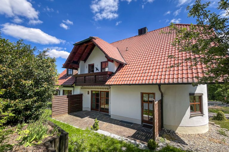 Aigner Immobilien GmbH - Immobilienangebot - 84036 Landshut - Achdorf - Einfamilienhaus mit Einliegerwohnung - Raumwunder! Großes Einfamilienhaus mit sep. Werkstatt, Doppelgarage , 2 Eingänge u.v.m.