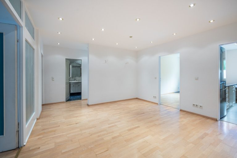 Aigner Immobilien GmbH - Immobilienangebot - 80634 München - Neuhausen - Erdgeschosswohnung - Helle Hochparterre-Wohnung mit Südausrichtung und verglaster Loggia