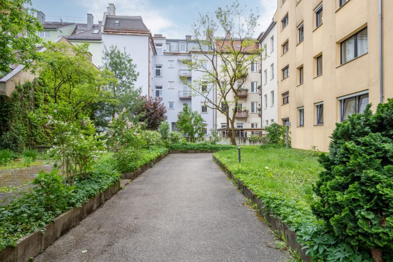 Aigner Immobilien GmbH - Immobilienangebot - 80634 München - Neuhausen - Erdgeschosswohnung - Helle Hochparterre-Wohnung mit Südausrichtung und verglaster Loggia