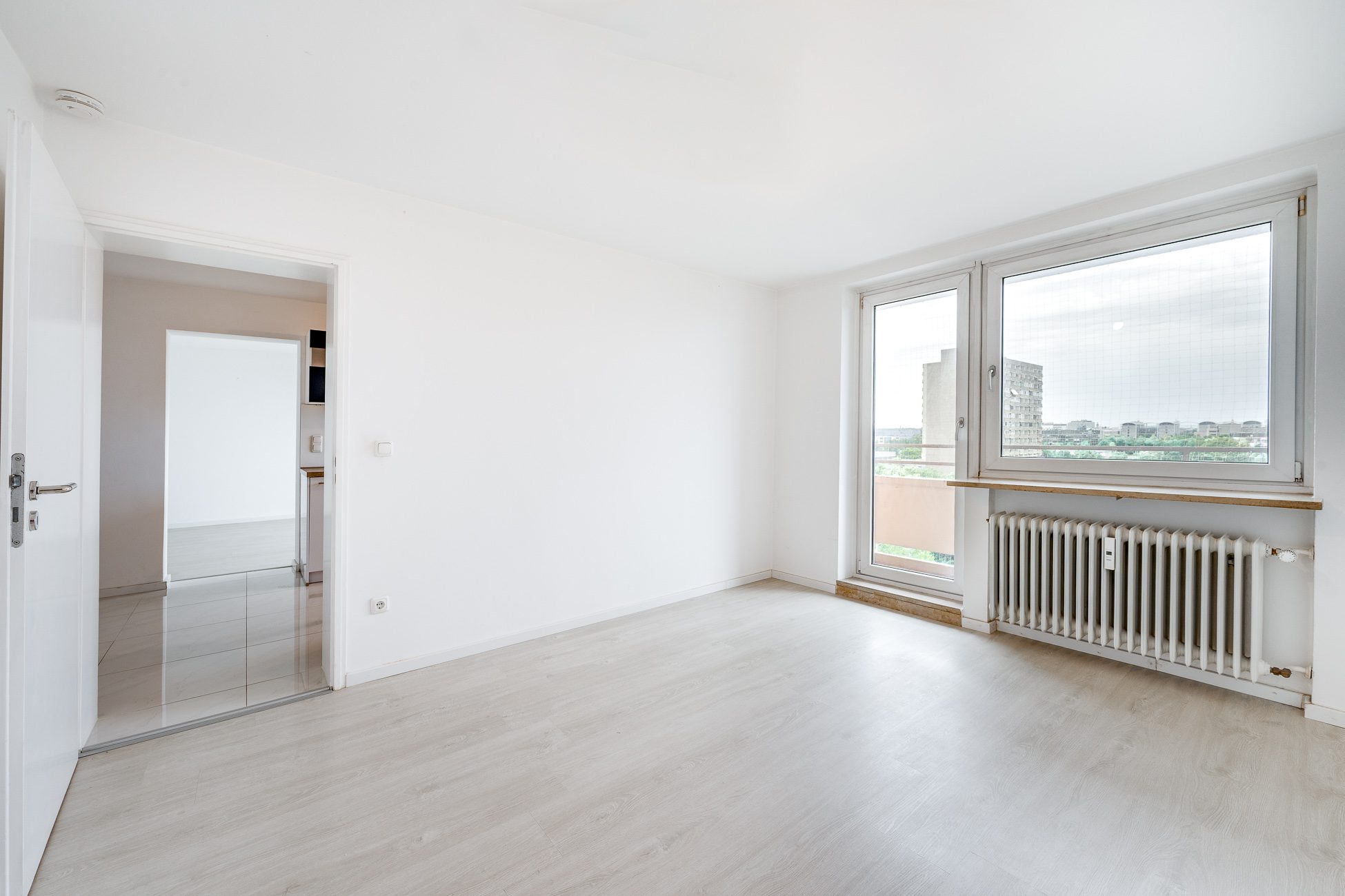 Aigner Immobilien GmbH - Immobilienangebot - 80993 München - Moosach - Etagenwohnung - Sanierte 2,5-Zimmer-Wohnung mit Balkon in Moosach
