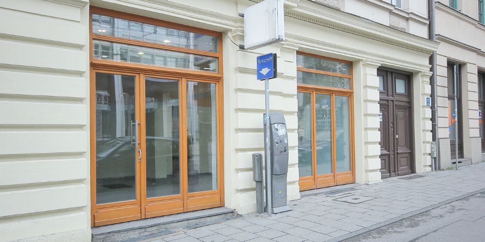 Ladengeschäft in sanierte Altbaufassade in München