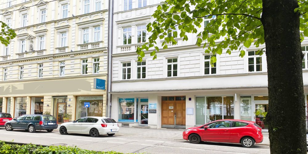 Vorderansicht einer vermieteten Gewerbefläche in einem Altbau in München mit Schaufenstern und Straßenzugang