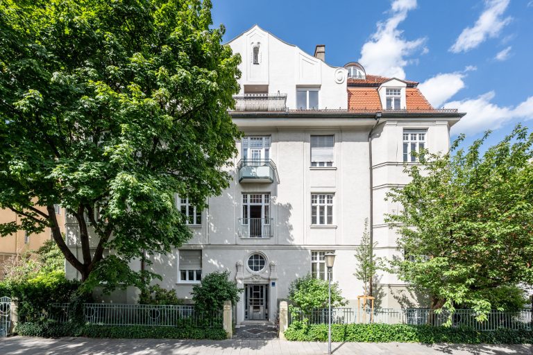 Aigner Immobilien GmbH - Immobilienangebot - 80805 München - Schwabing - Hochparterre - Biederstein: 8-Zimmer-Altbautraum mit Balkon in denkmalgeschützter Jugendstilvilla