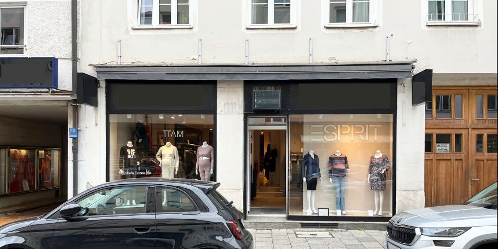 Straßenansicht einer vermieteten Einzelhandelsfläche in München mit Modegeschäft und großen Schaufenstern