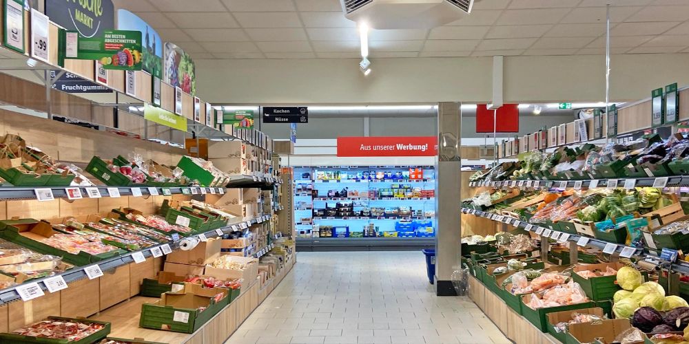 Gut sortierte Obst- und Gemüseabteilung in einem Münchner Supermarkt mit frischen Lebensmitteln und Sonderangeboten