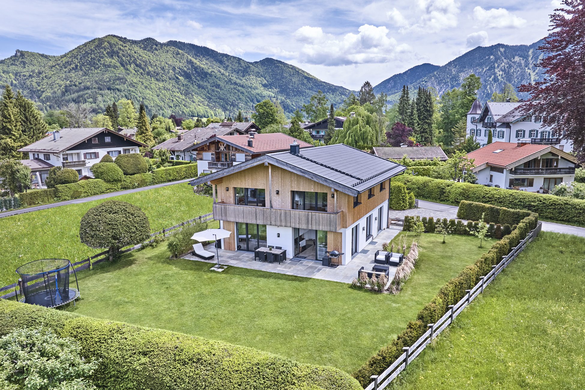 000KurzEinfamilienhaus mit großem Garten Aigner Immobilien GmbH - Immobilienangebot - 83700 Rottach-Egern - Rottach-Egern - Einfamilienhaus - Familienglück: Einfamilienhaus mit großzügigem Garten in Bestlage Rottach-Egern