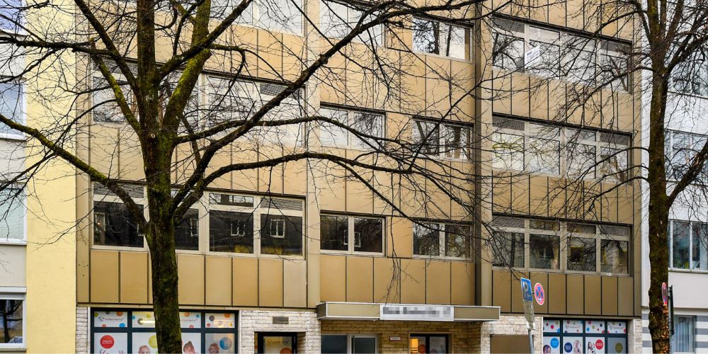 Fassade eines älteren Bürogebäudes aus den 1960er Jahren in München