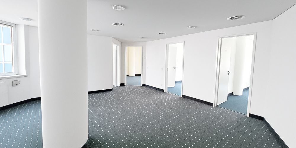 Helle und moderne Büroeinheit in München mit mehreren separat begehbaren Räumen und großem Fenster für Tageslicht