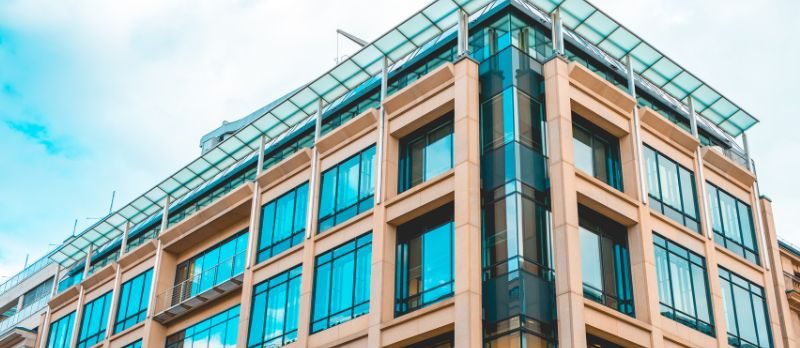 Außenansicht eines modernen Bürogebäudes mit Glasfassade in München