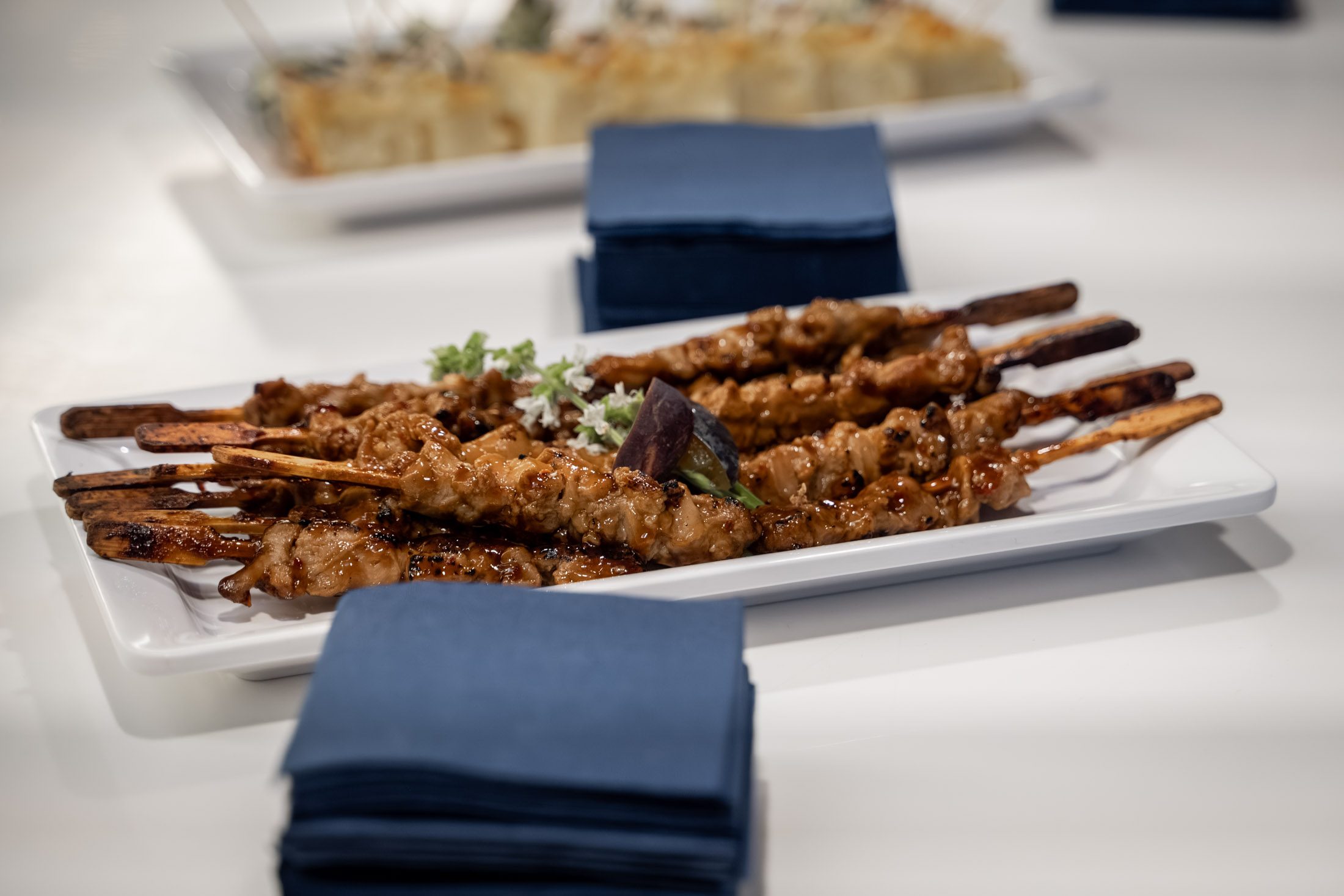 Platte mit marinierten Fleischspießen auf Immobilienevent in München