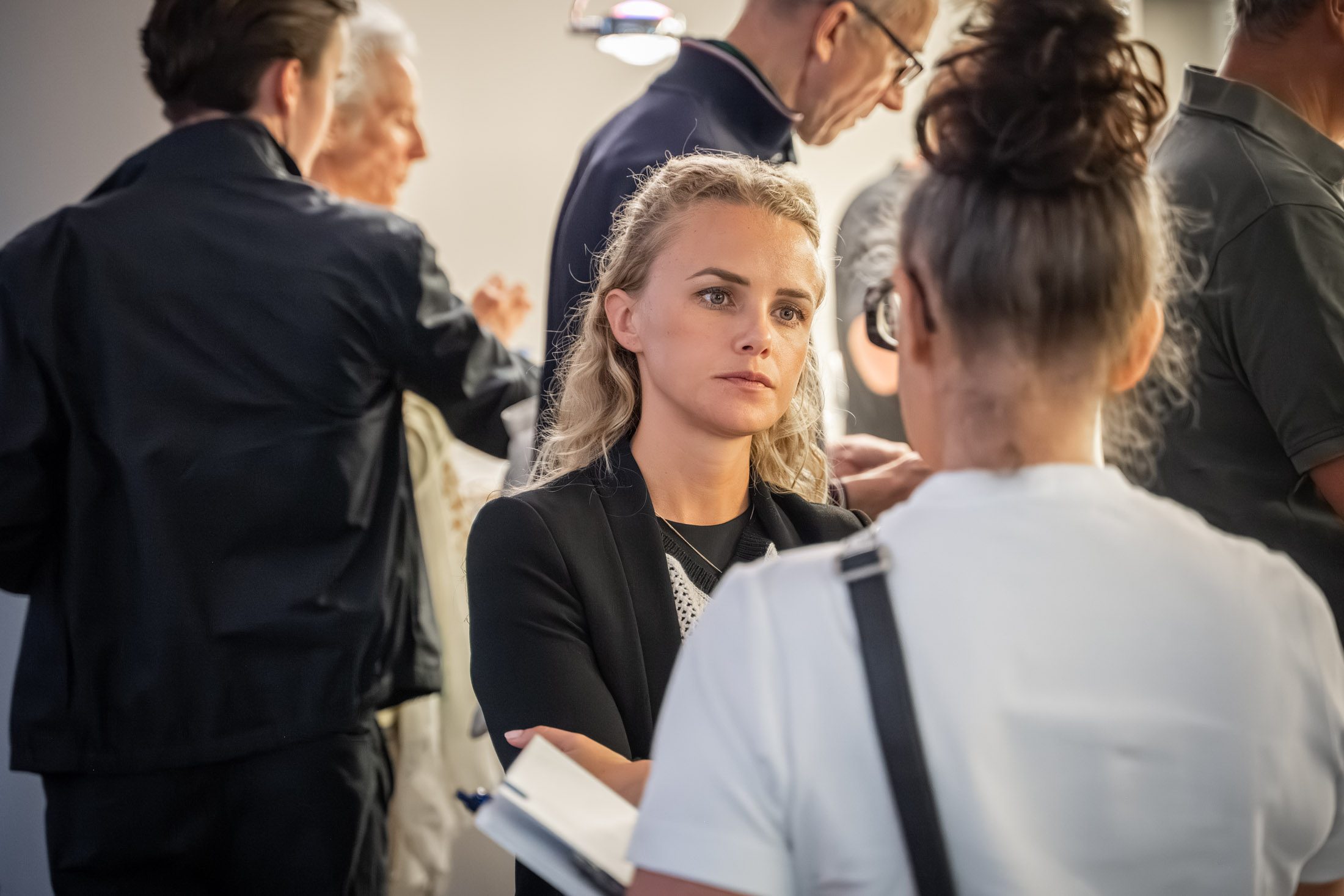 Zwei Frauen im vertieften Gespräch bei einer Immobilienveranstaltung