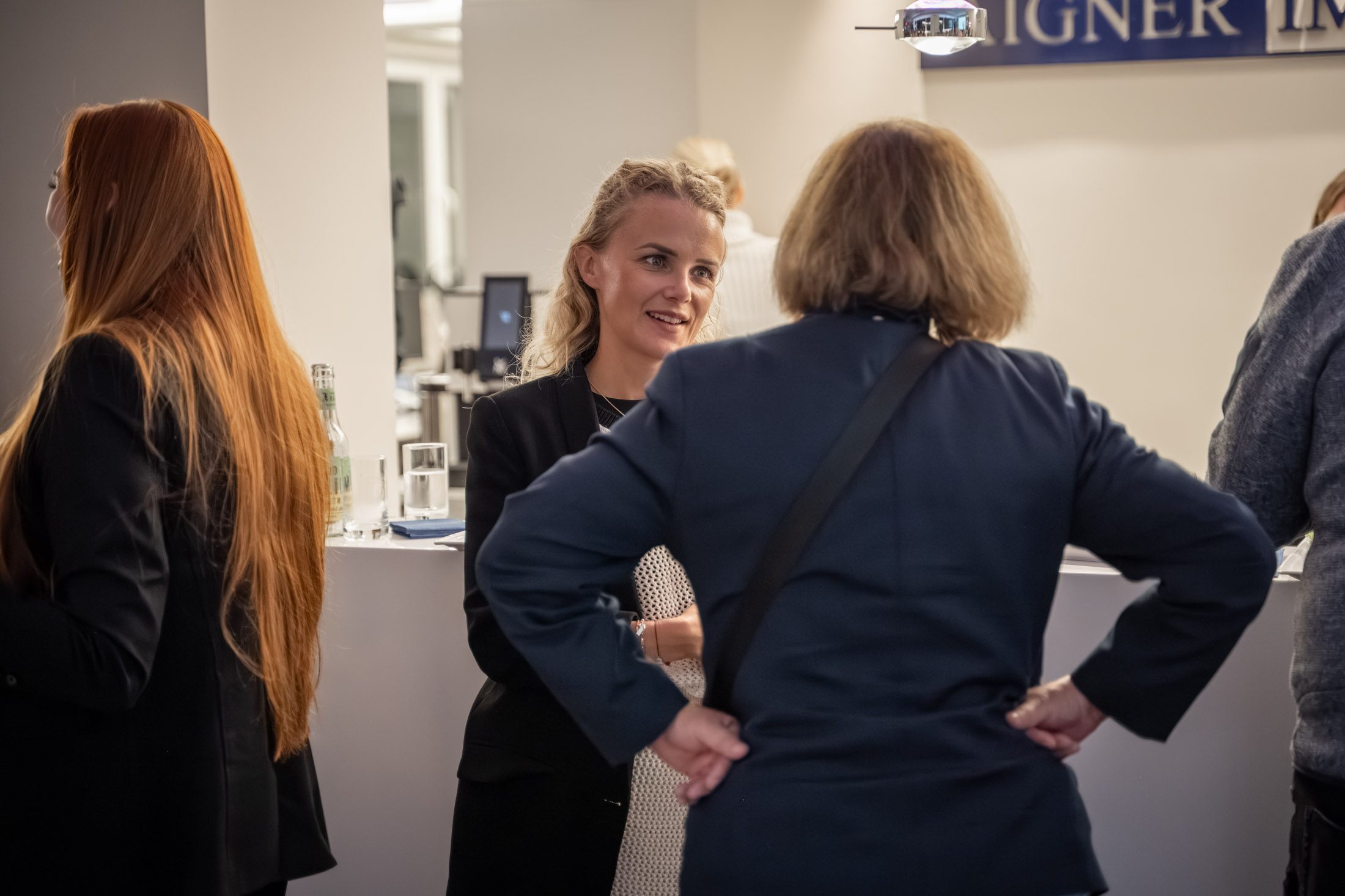 Zwei Frauen im Gespräch am Infopoint eines Immobilienmaklers