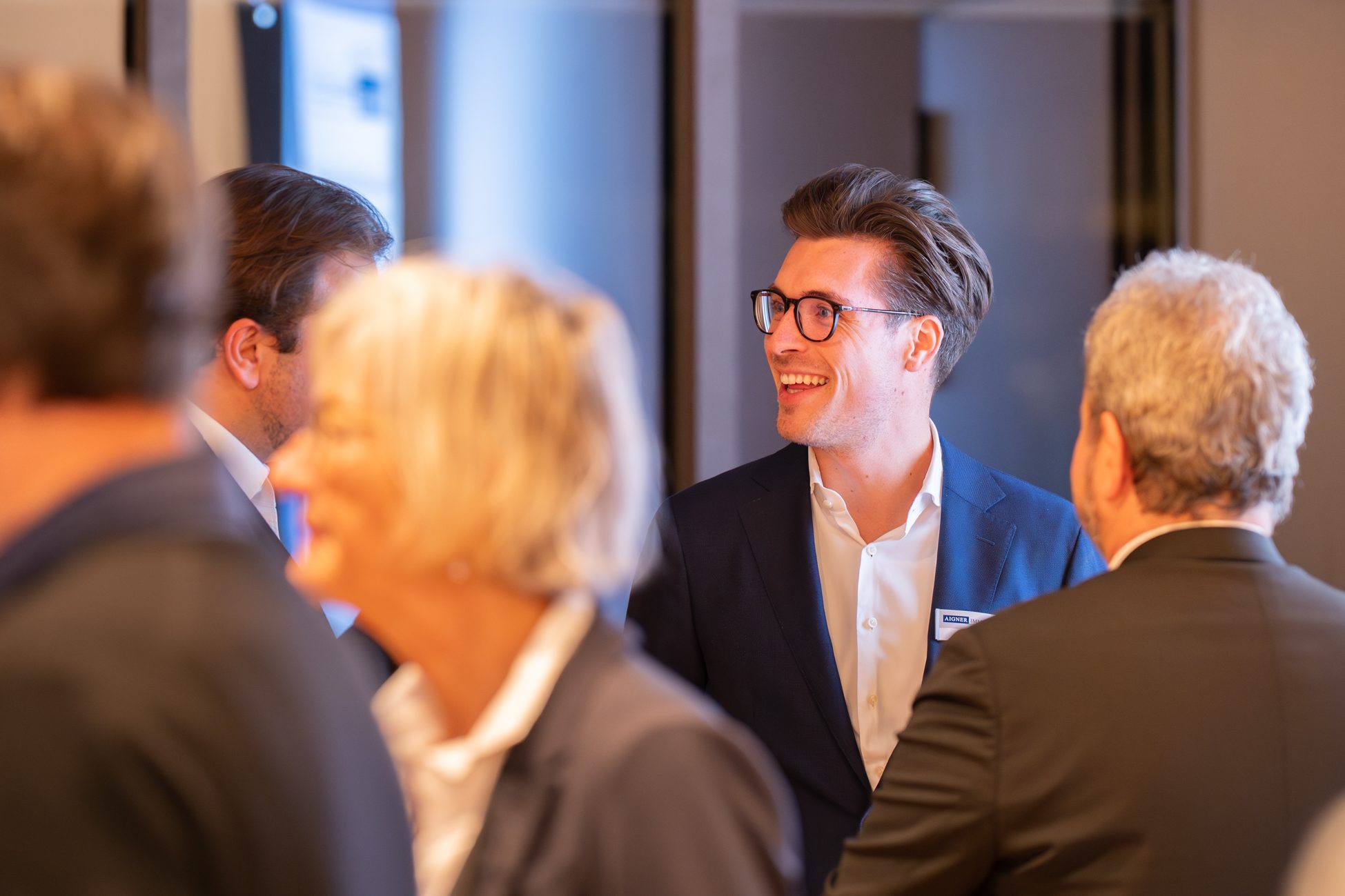 Networking beim Münchner Immobilien Fokus 2025 Teilnehmende im Gespräch beim Münchner Immobilien Fokus 2025 in entspannter Networking-Atmosphäre