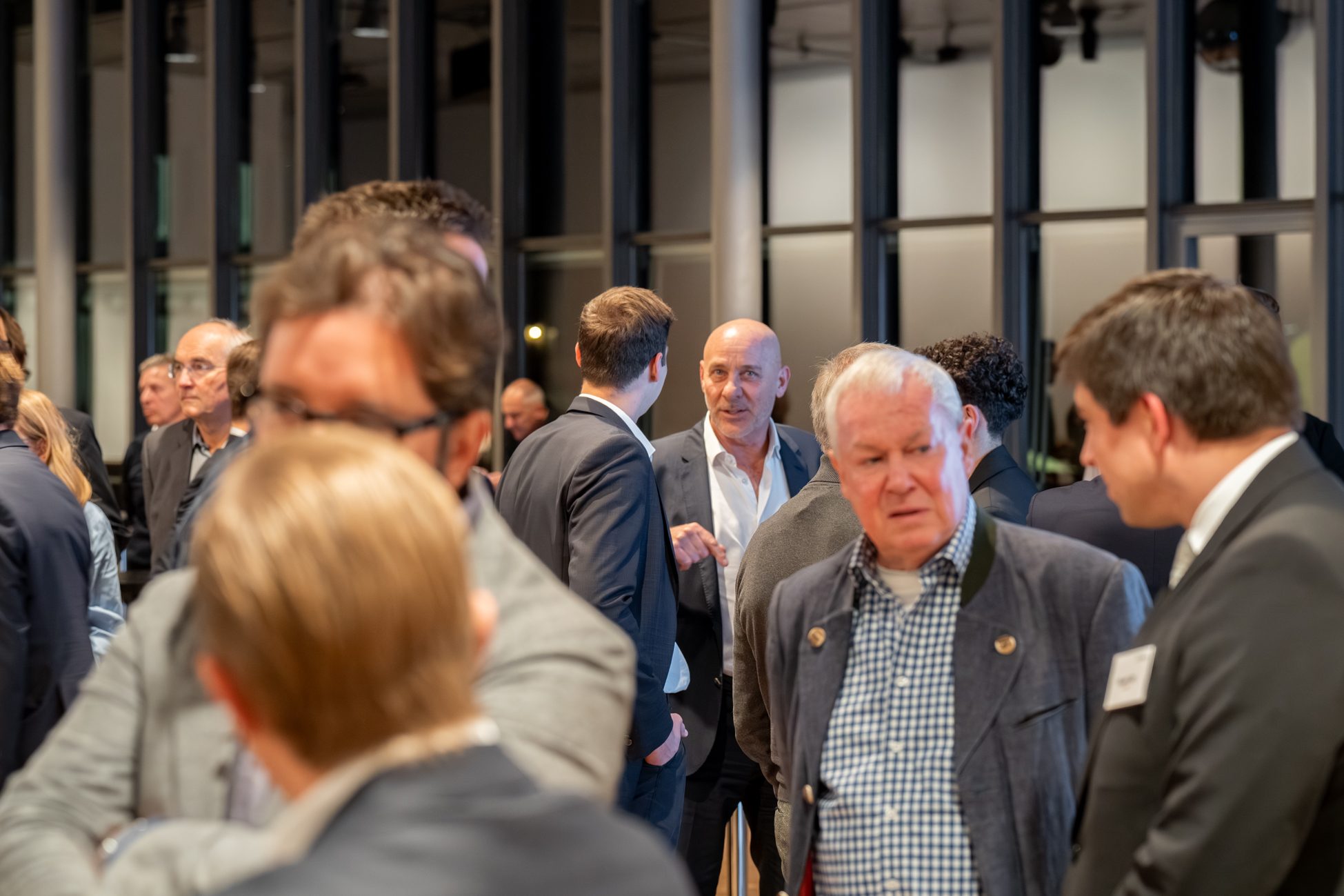 Austausch unter Experten beim Immobilien Fokus München Immobilienprofis im intensiven Austausch während des Münchner Immobilien Fokus 2025