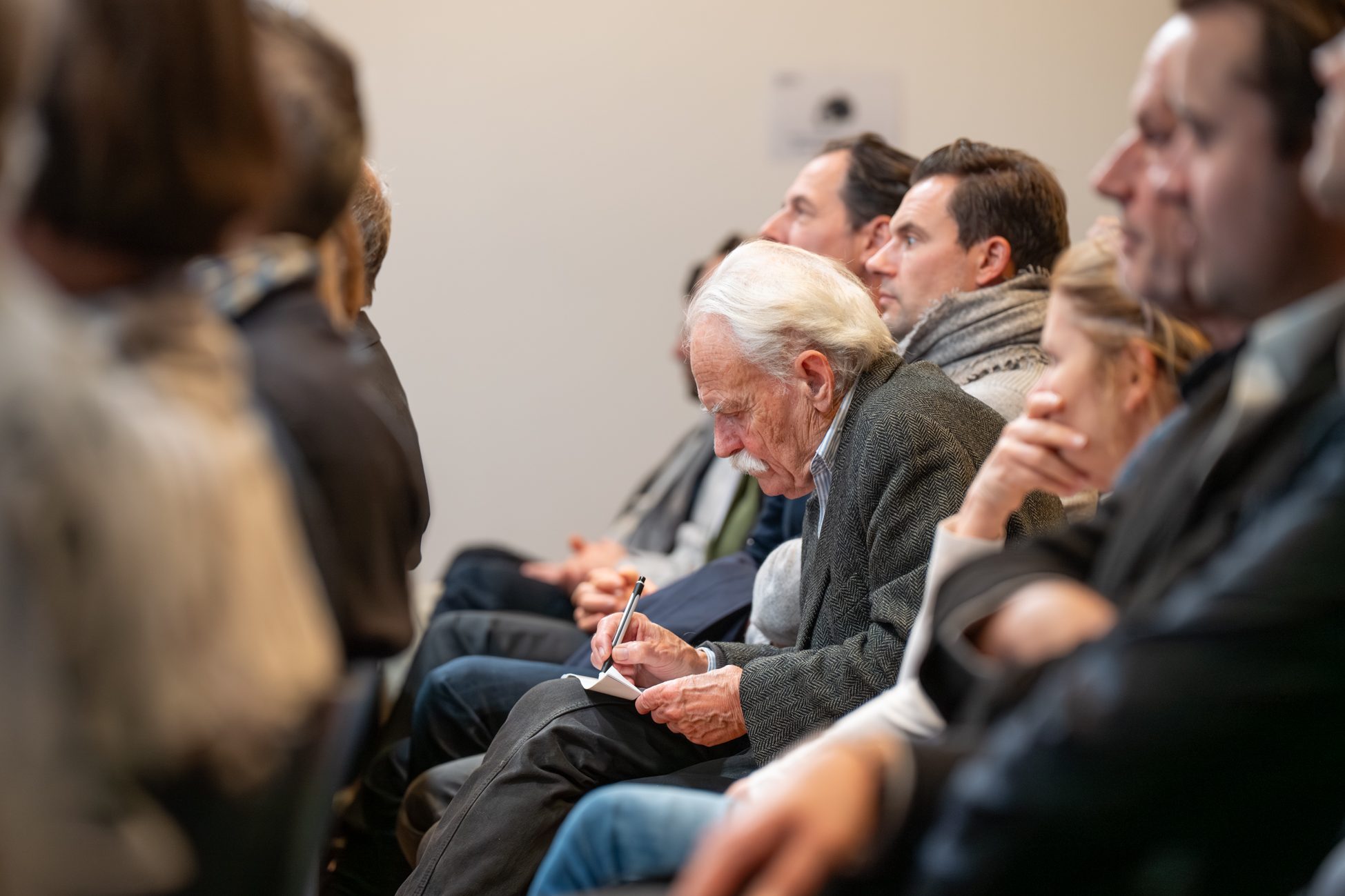 Aufmerksames Publikum beim Immobilien Fokus München Zuhörer folgen konzentriert der Podiumsdiskussion beim Münchner Immobilien Fokus 2025