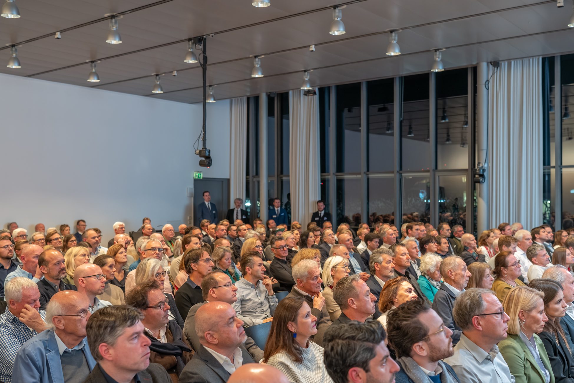 Volles Haus beim Münchner Immobilien Fokus 2025 Großes Publikum im Konferenzsaal beim Münchner Immobilien Fokus – hohe Teilnehmerzahl zeigt Brancheninteresse