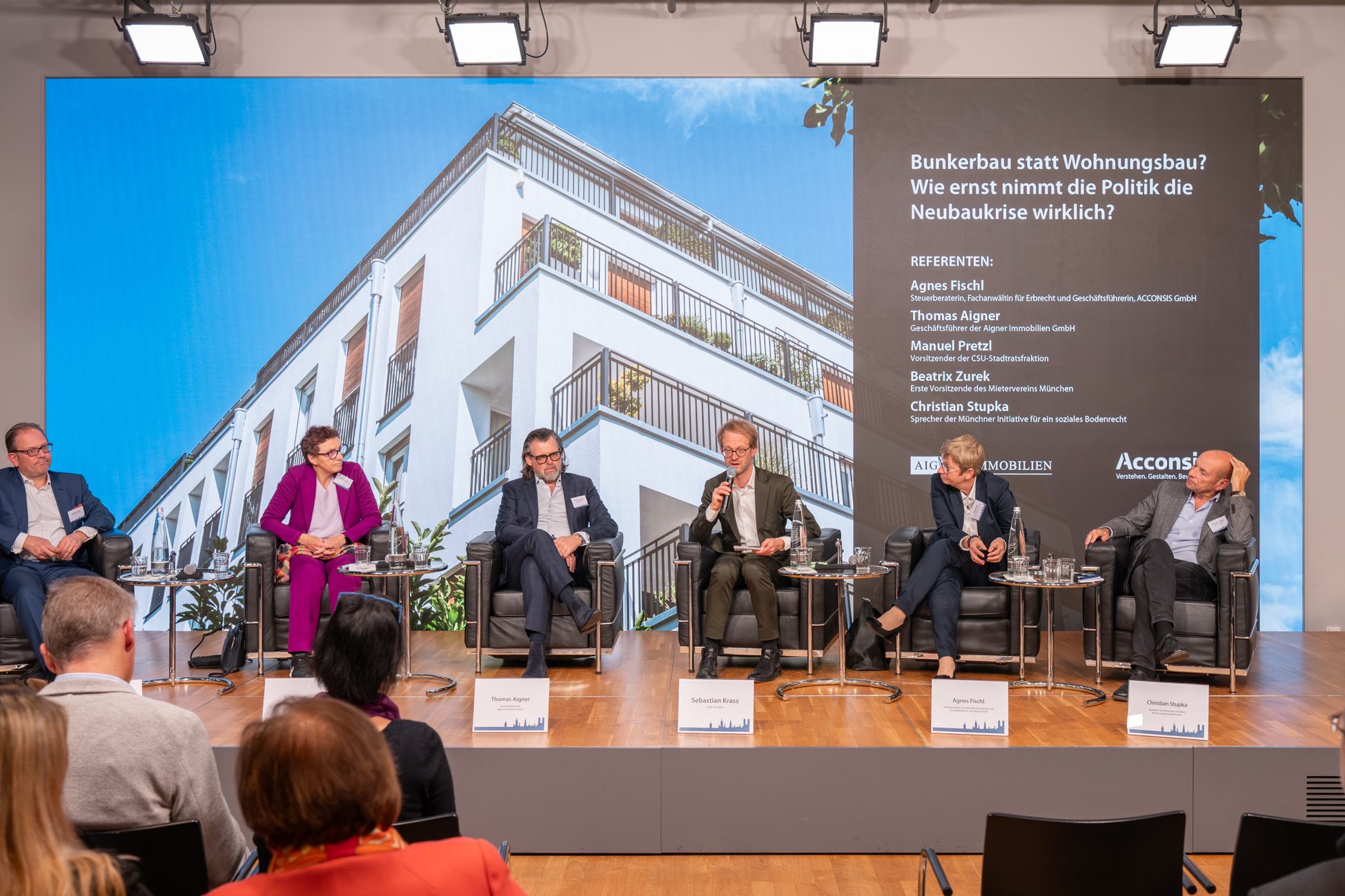 Podiumsdiskussion zur Neubaukrise beim Immobilien Fokus Experten diskutieren über die Zukunft des Wohnungsbaus beim Münchner Immobilien Fokus 2025
