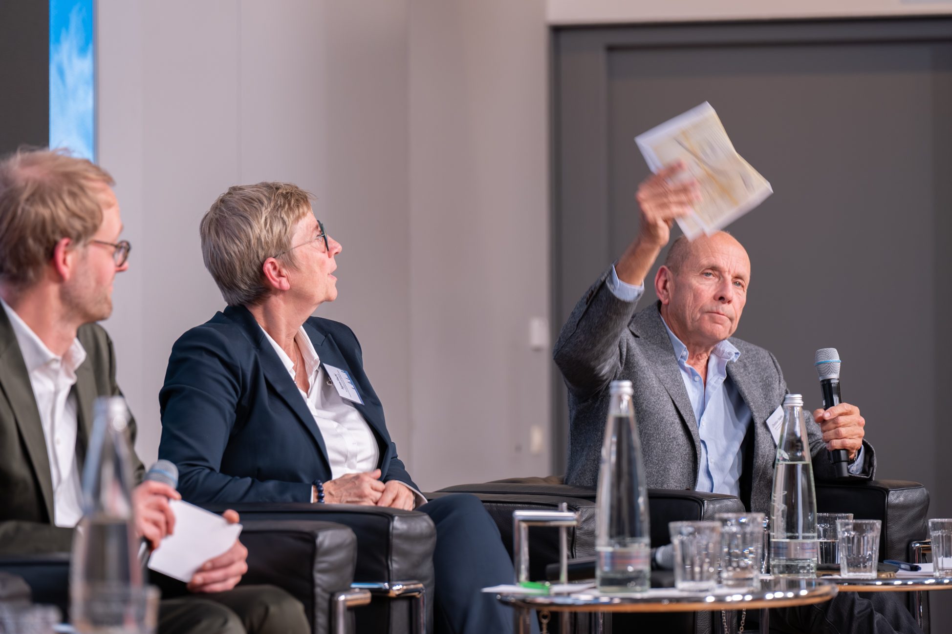 Engagierte Diskussion über Immobilienpolitik München Podiumsteilnehmer debattieren lebhaft über politische Herausforderungen im Immobiliensektor