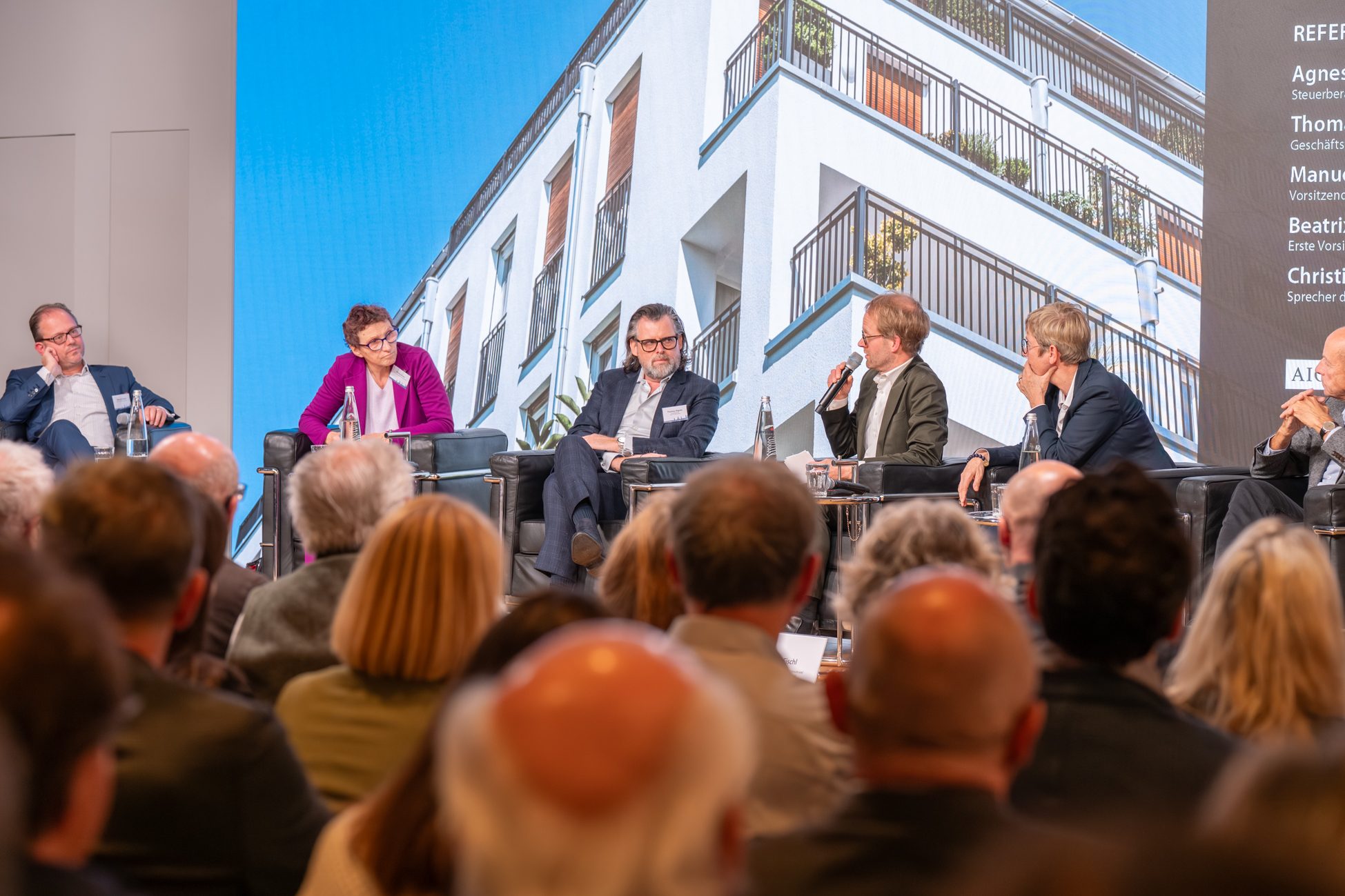 Fachpanel im Dialog zur Zukunft des Wohnens Podium mit Immobilien- und Politikexperten im Austausch beim Münchner Immobilien Fokus 2025