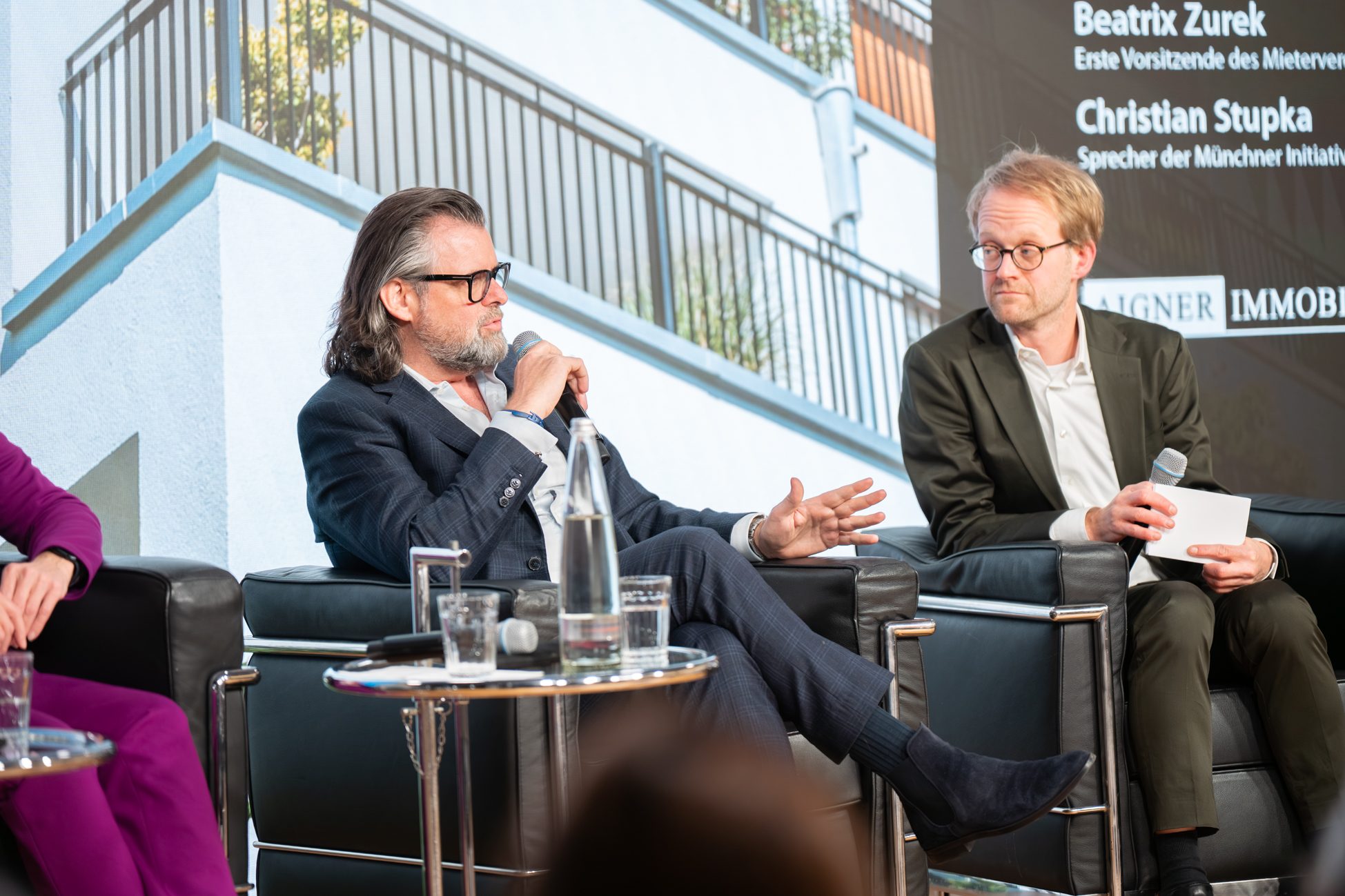 Experten im Dialog zur Neubaukrise in München Diskussionsteilnehmer sprechen engagiert über Herausforderungen und Chancen der Neubaukrise in München