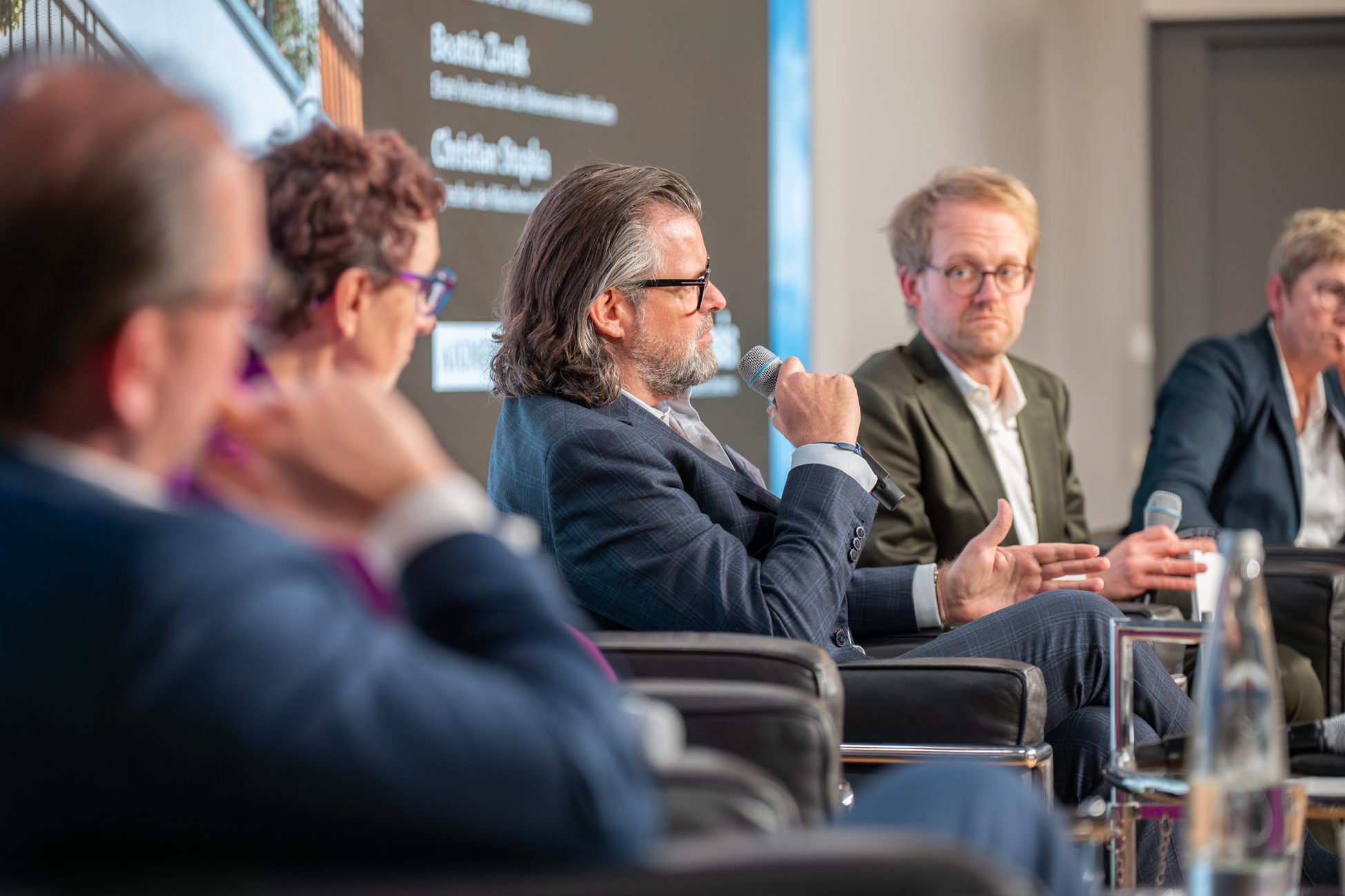 Intensive Diskussion auf dem Immobilien Fokus München Expertenpanel im Austausch zu politischen Lösungen der Wohnungsbaukrise beim Münchner Immobilien Fokus