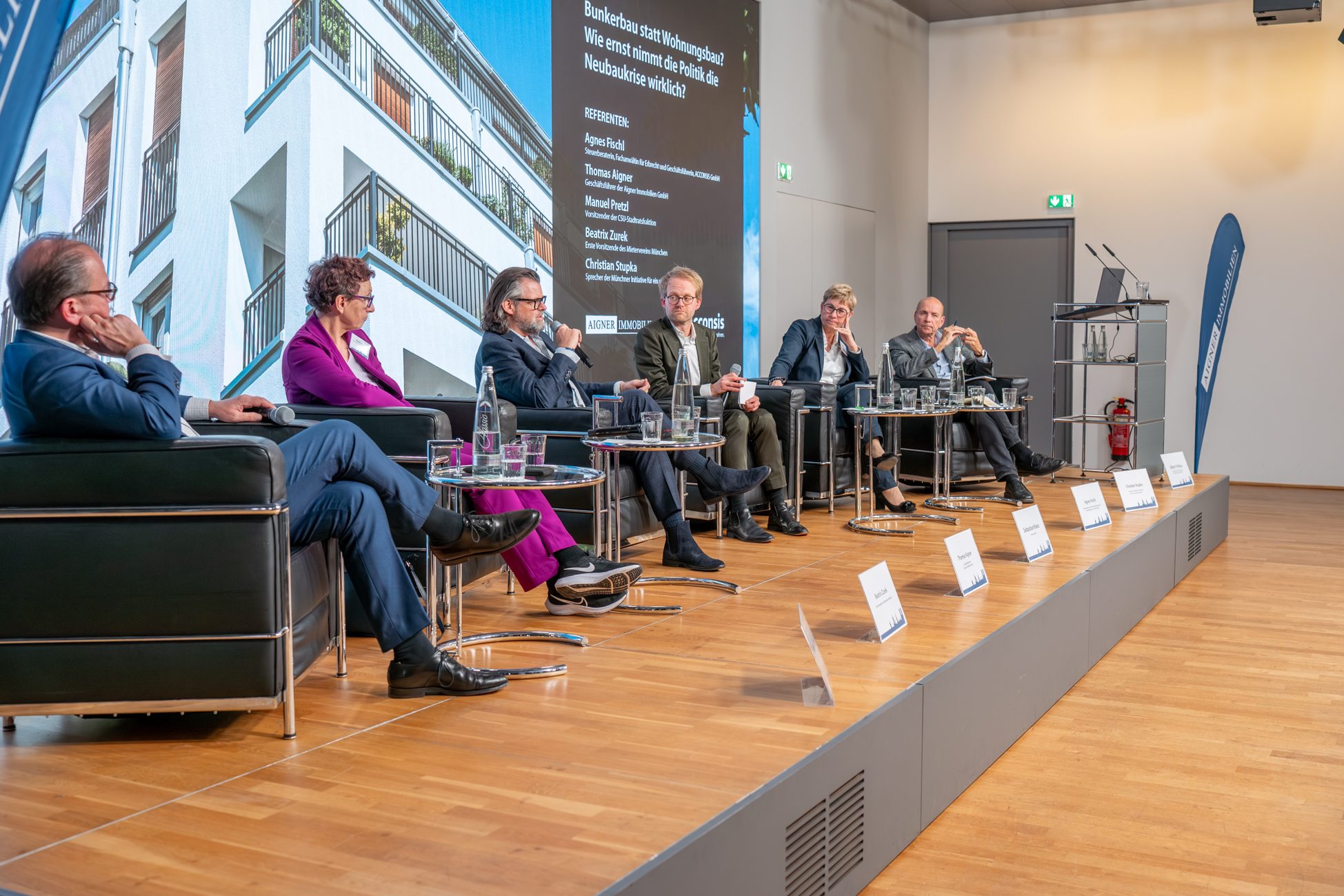 Podiumsdiskussion mit Experten zum Wohnungsbau in München Blick auf das vollständige Podium beim Münchner Immobilien Fokus 2025 – Austausch über Neubaupolitik