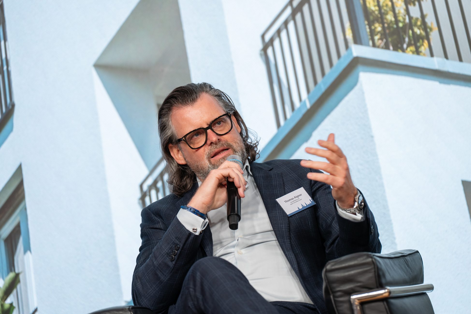 Redebeitrag beim Münchner Immobilien Fokus 2025 Thomas Aigner spricht auf dem Podium über aktuelle Entwicklungen des Münchner Immobilienmarkts