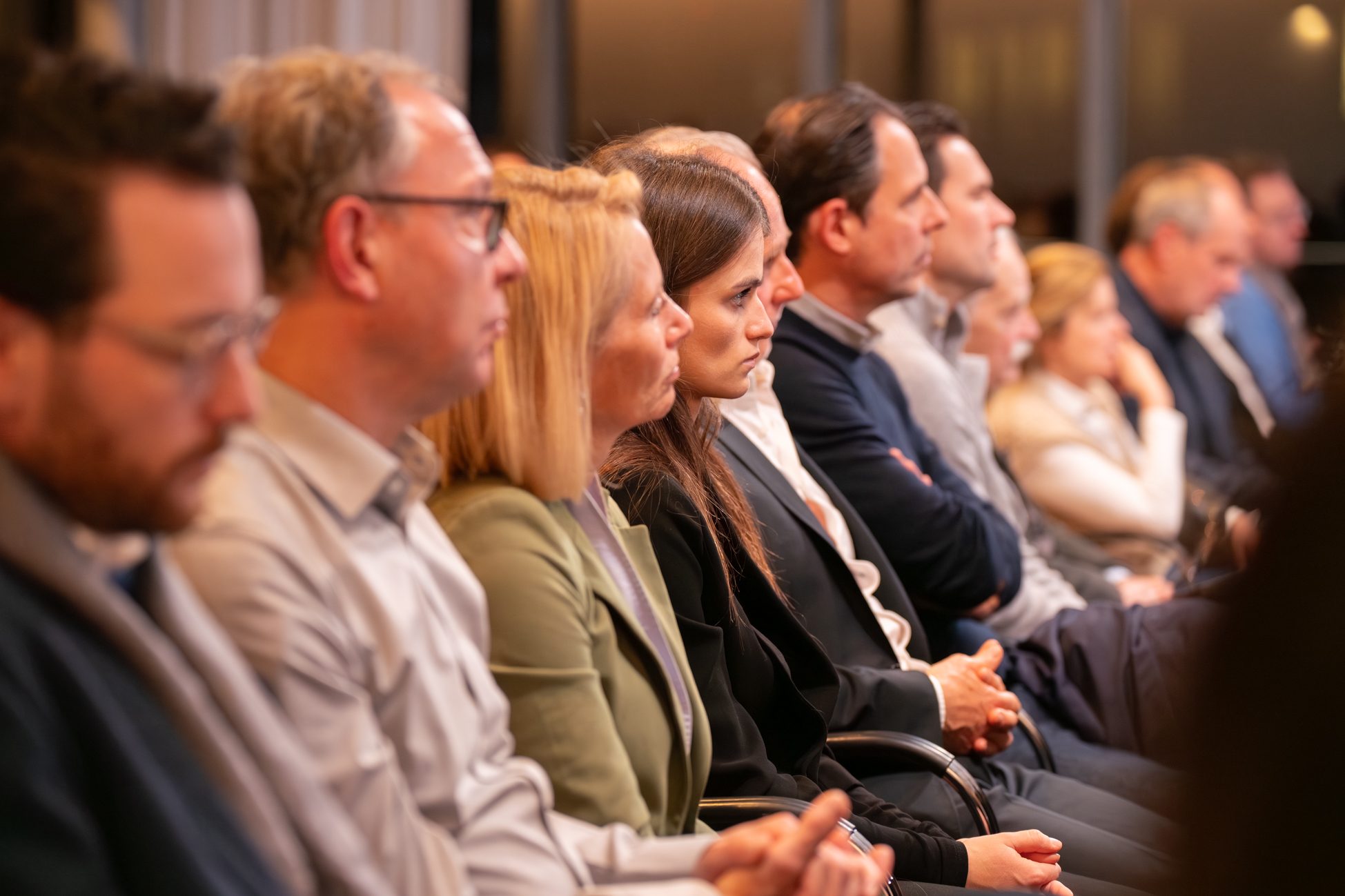 Engagiertes Publikum beim Münchner Immobilien Fokus Teilnehmende hören konzentriert der Diskussion über die Zukunft des Münchner Immobilienmarkts zu