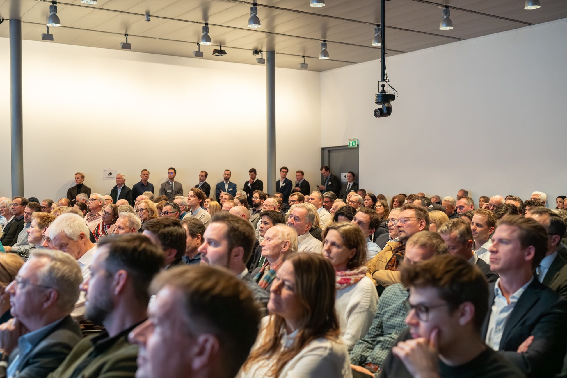 Volles Haus beim Immobilien Fokus München 2025 Zahlreiche Gäste verfolgen interessiert die Podiumsdiskussion beim Münchner Immobilien Fokus 2025