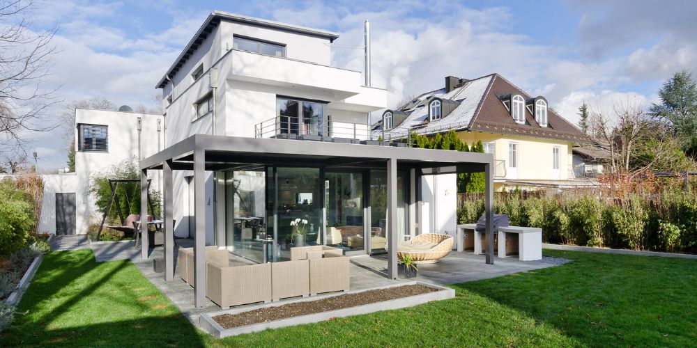 Exklusive Immobilie mit Terrasse (27659) Modernes Einfamilienhaus mit großzügiger Terrasse und gepflegtem Garten in München bei Sonnenschein