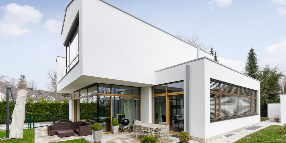 Exklusive Neubauvilla in München (28212) Neubau-Immobilie in München mit moderner Flachdacharchitektur, bodentiefen Fenstern, Sonnenterrasse und gepflegtem Gartenbereich