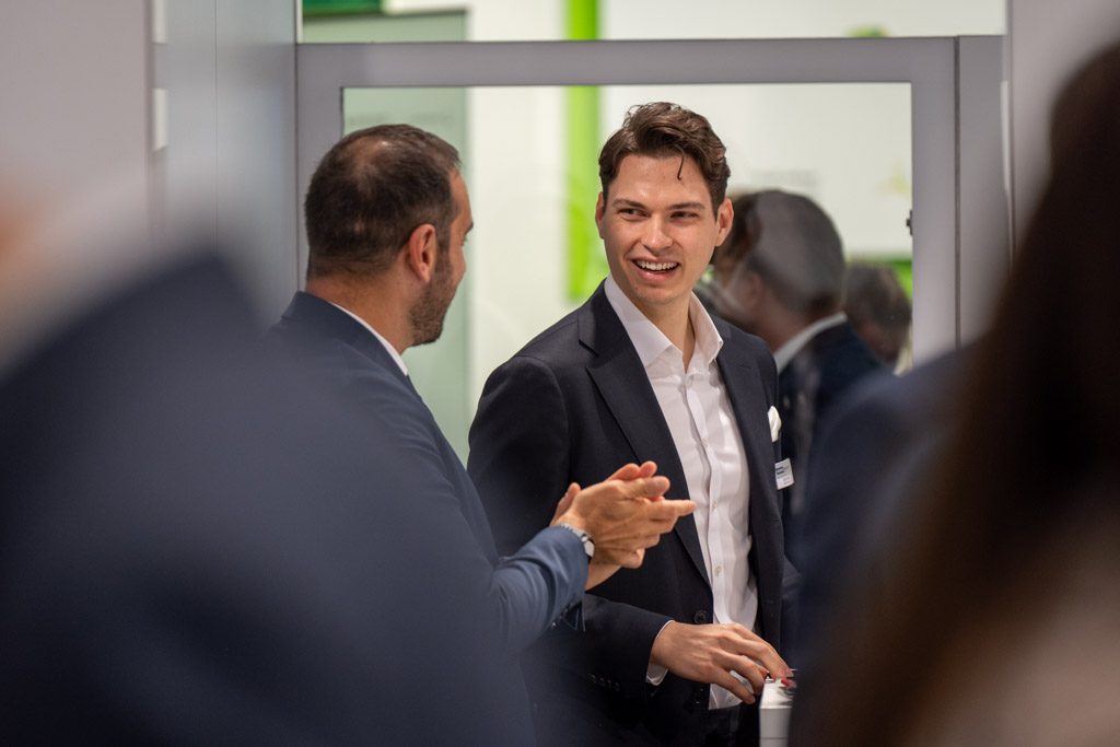 Expo Real 2025 - Makler von Aigner Immobilien im Kundengespräch