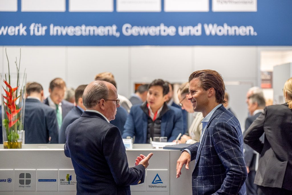 Expo Real 2025 Geschäftsleute im Gespräch