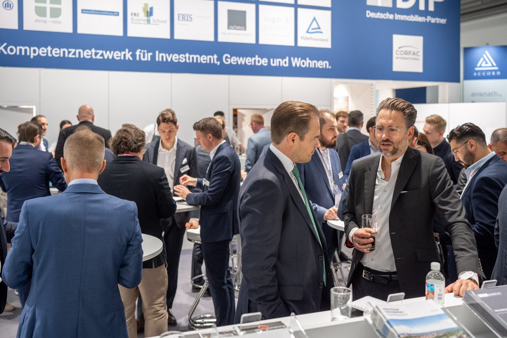 Expo Real 2025: Kunden im Gespräch am DIP Messestand
