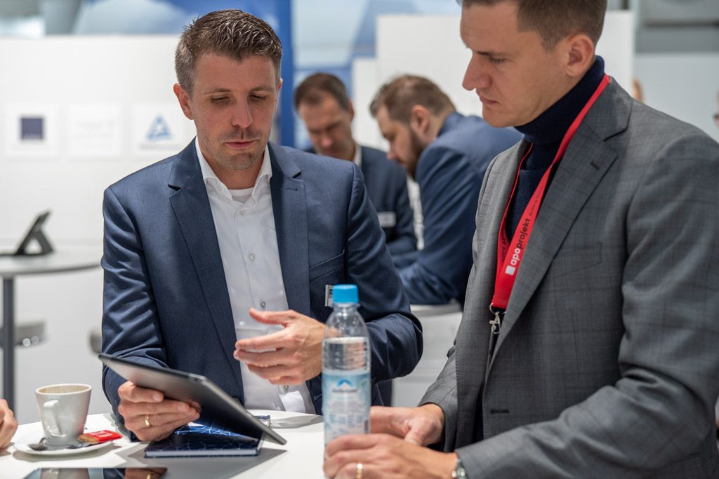 Expo Real 2025: Florian Erbel von Aigner Immobilien im Kundengespräch