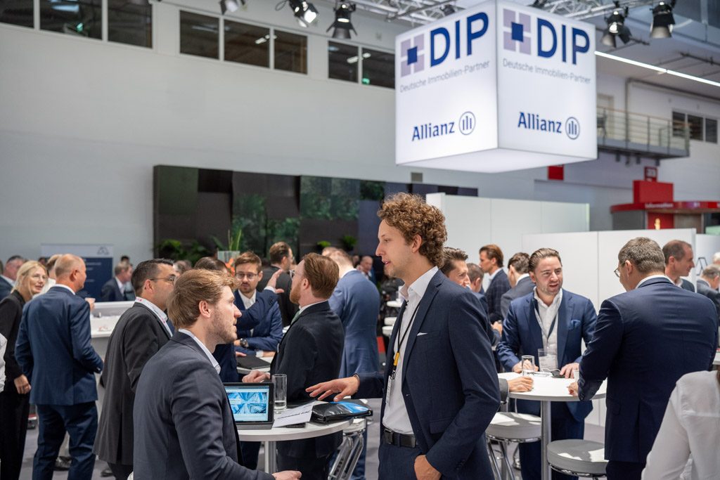 Expo Real 2025: Blick auf den DIP-Messestand mit vielen Besuchern davor