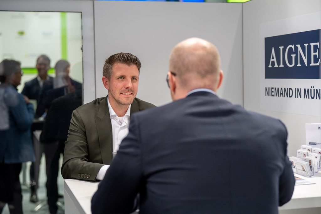Expo Real 2025: Florian Erbel von Aigner Immobilien im Kundengespräch
