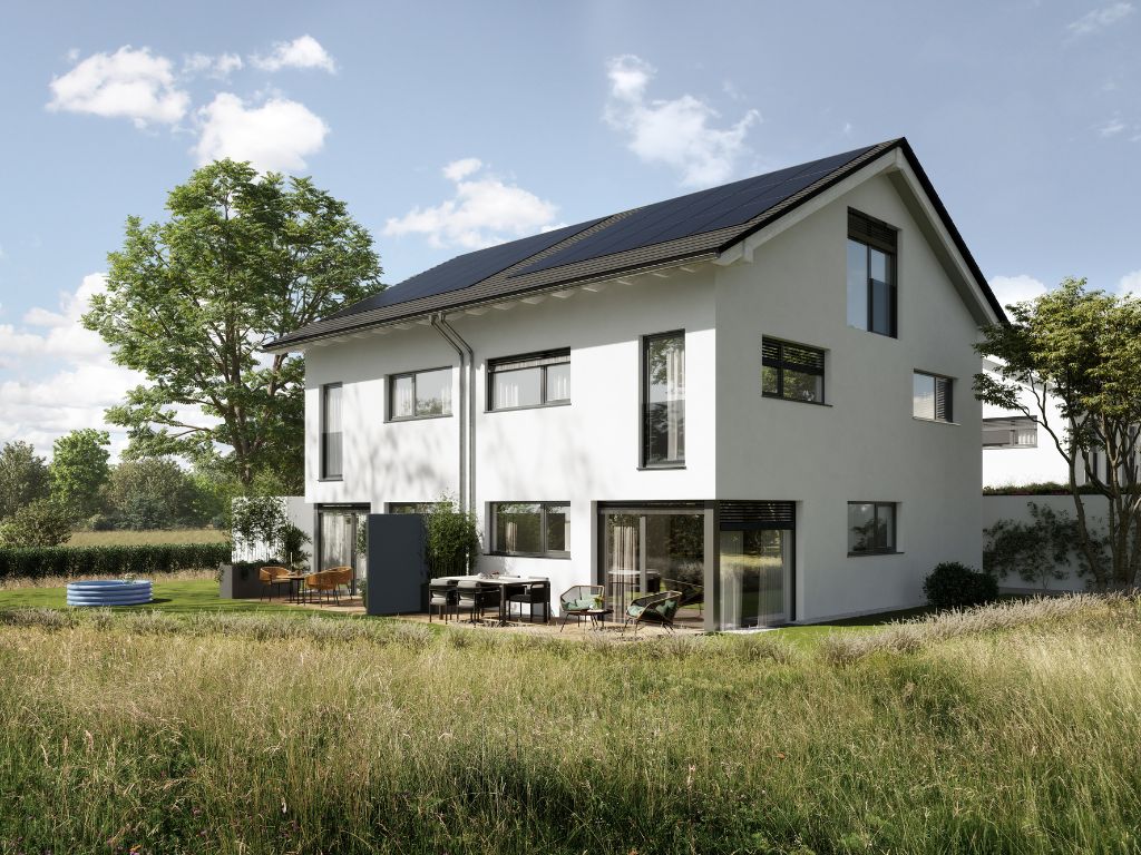 Rückansicht eines modernen Neubau-Doppelhauses mit Terrasse und großem Garten im Grünen nahe München.